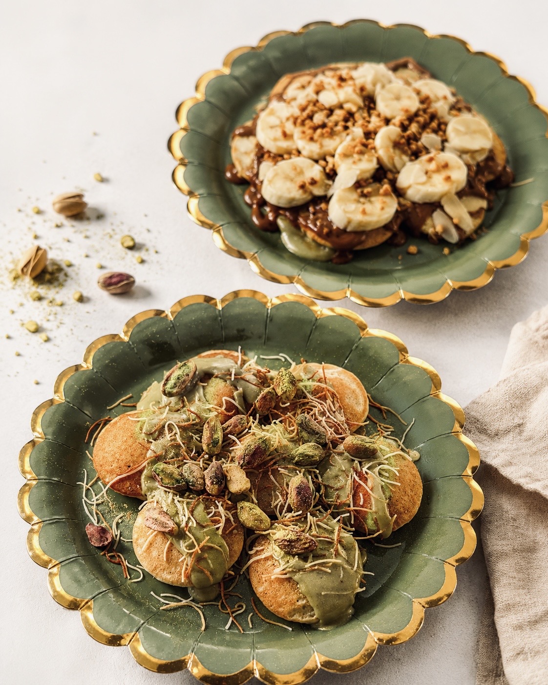 Mini pancakes with banana, pistachio cream and crunch