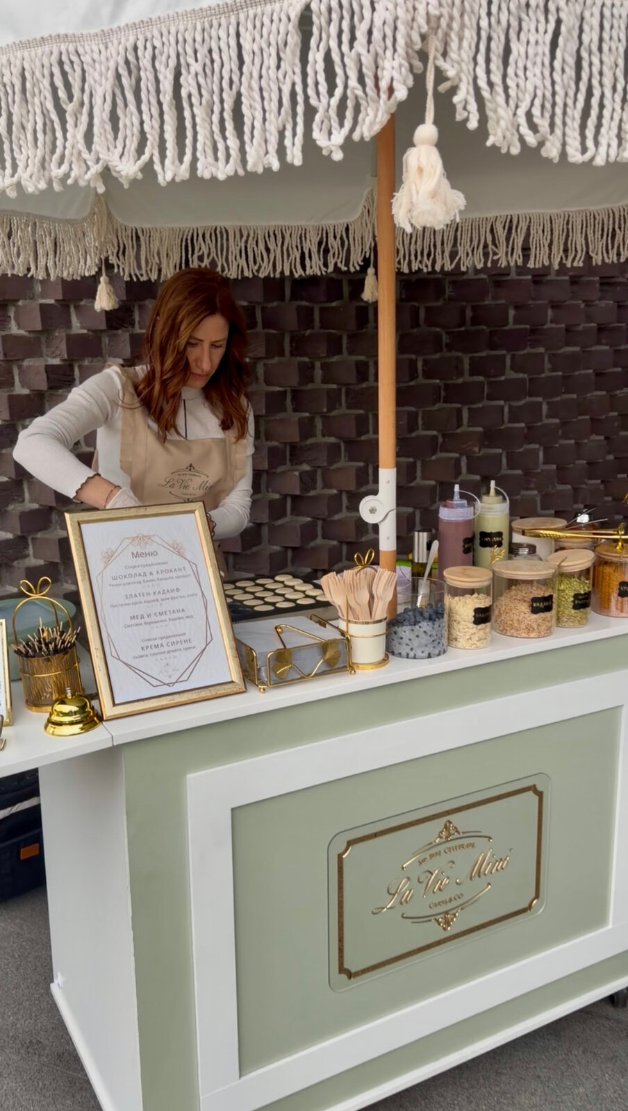 Приготвяне на мини палачинки на място на количката La Vie Mini